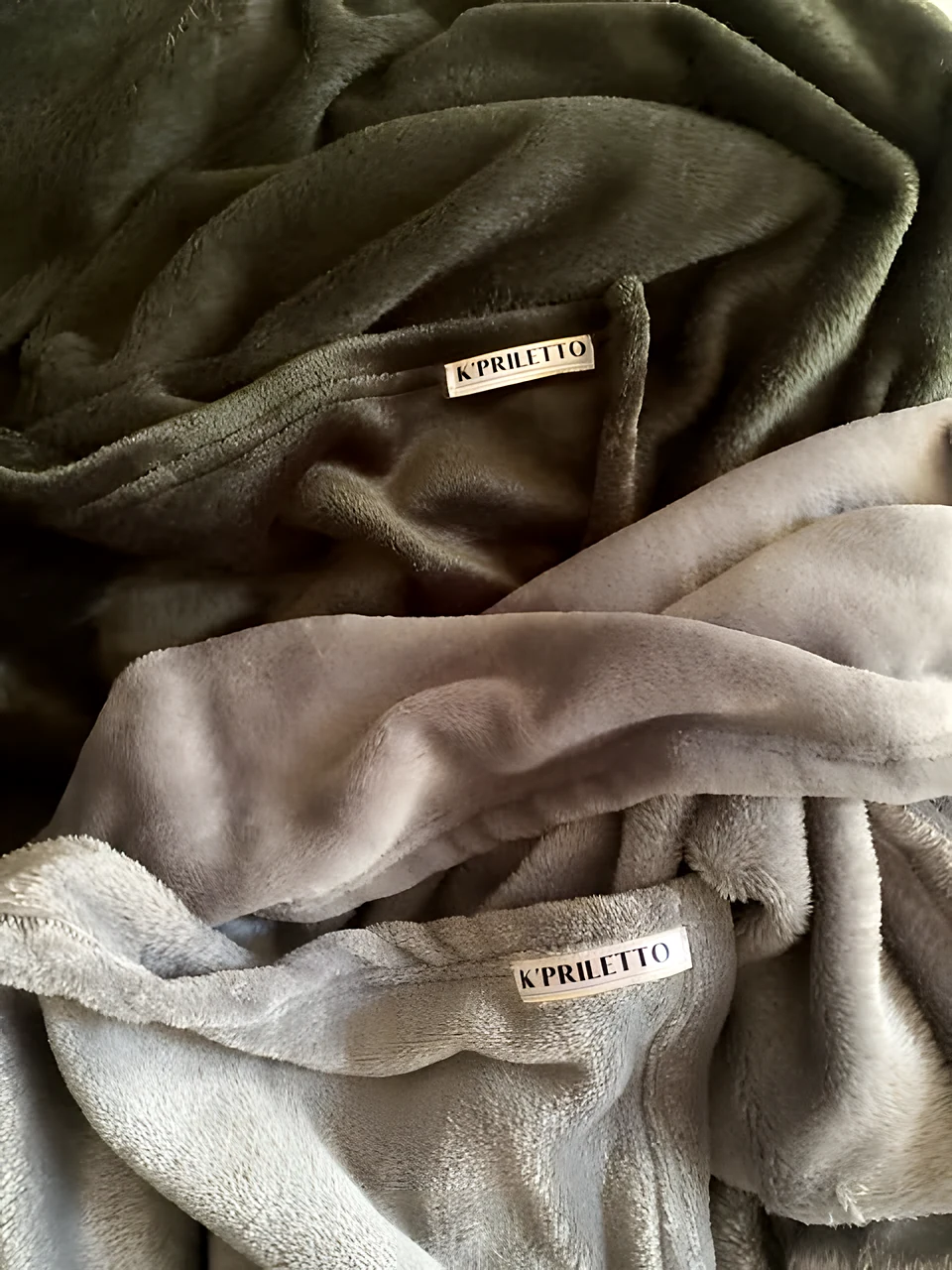 Mantas de felpa en tonos verde oliva y beige con etiqueta K'priletto