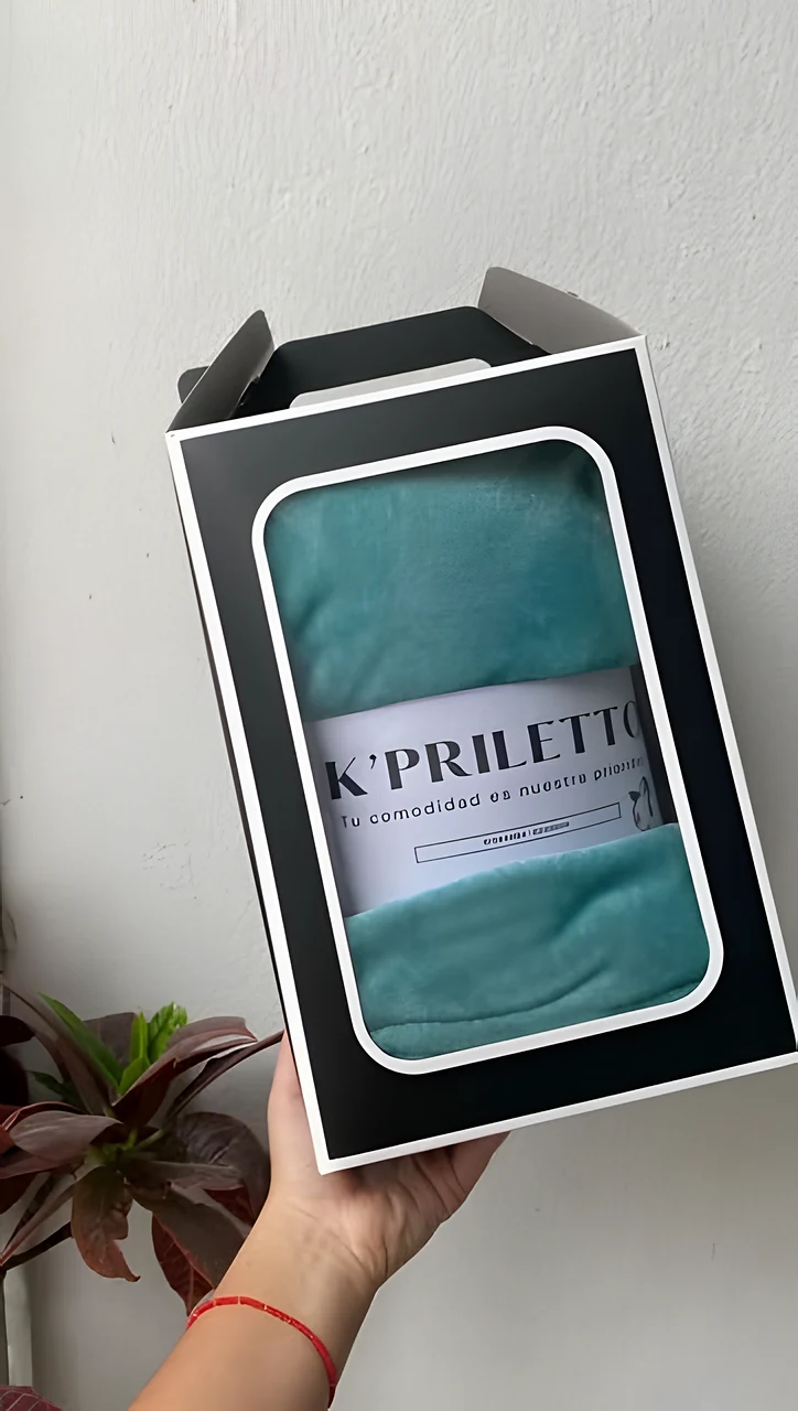 Prenda K'priletto turquesa en su caja de regalo