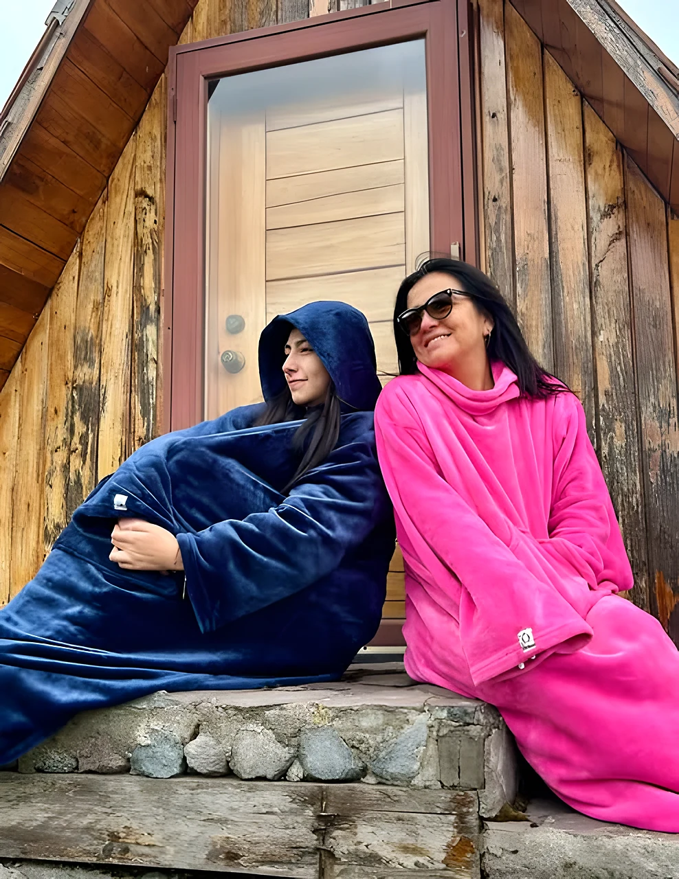 Dos personas usando K'priletto con capucha en azul y fucsia